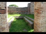 03161 ostia - regio i - insula xii - caseggiato dei triclini (i,xii,1) - decumanus maximus - hof - porticus - ostseite - 3. raum - suedseite.jpg